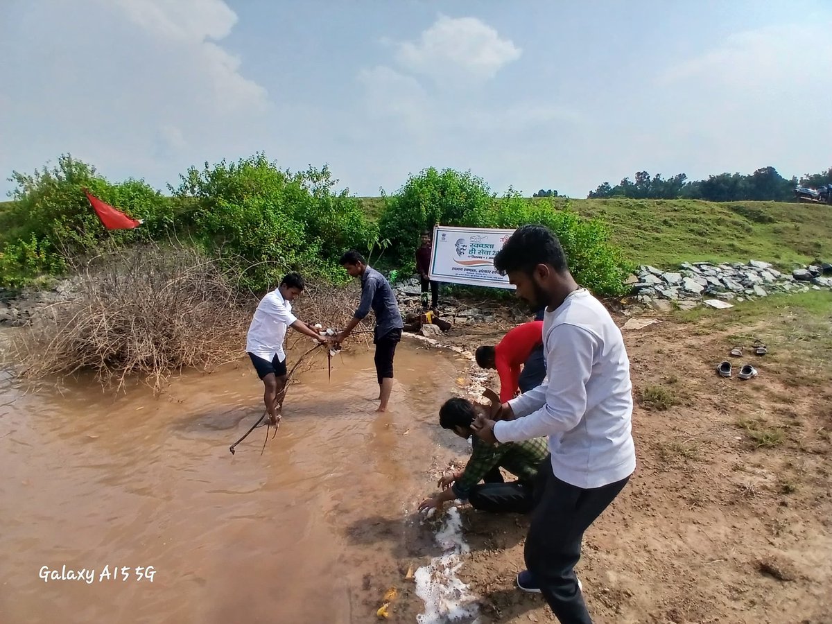 NykShahdol's tweet photo. #SwachhtaHiSeva2024 अभियान थीम  के अंतर्गत  ग्राम बिजही तालाब व्यौहारी में नेहरू युवा केंद्र के युवा मंडल के युवाओं द्वारा तालाब की स्वच्छता कार्य  किया। @YASMinistry @mybharatgov @nyksindia @mansukhmandviya @nyks_mp https://t.co/hS3qLoNuFk