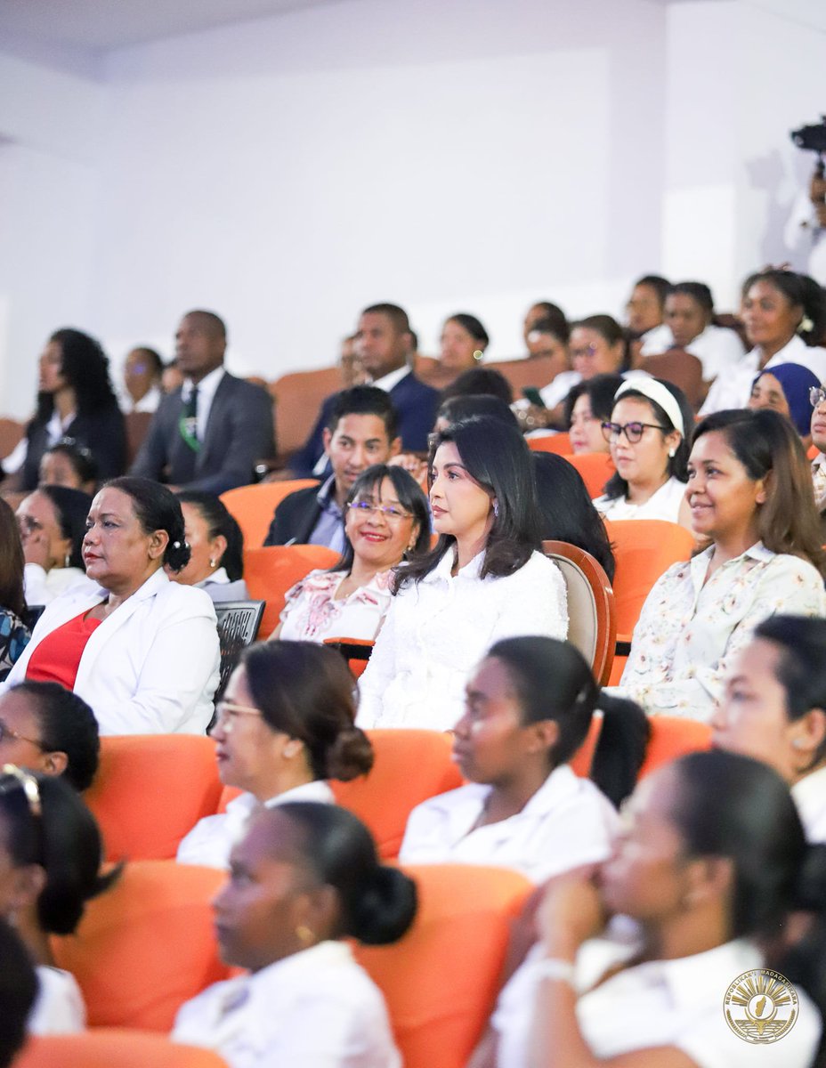 NavalRandri's tweet photo. Madame Mialy RAJOELINA, épouse du Président de la République, ne cesse de réaffirmer son soutien aux femmes #malagasy en valorisant leurs expériences. 
L'objectif est de faire d'elles des actrices à part entière du développement du pays sur les plans humain, économique et social. https://t.co/n6HBeqUpJN