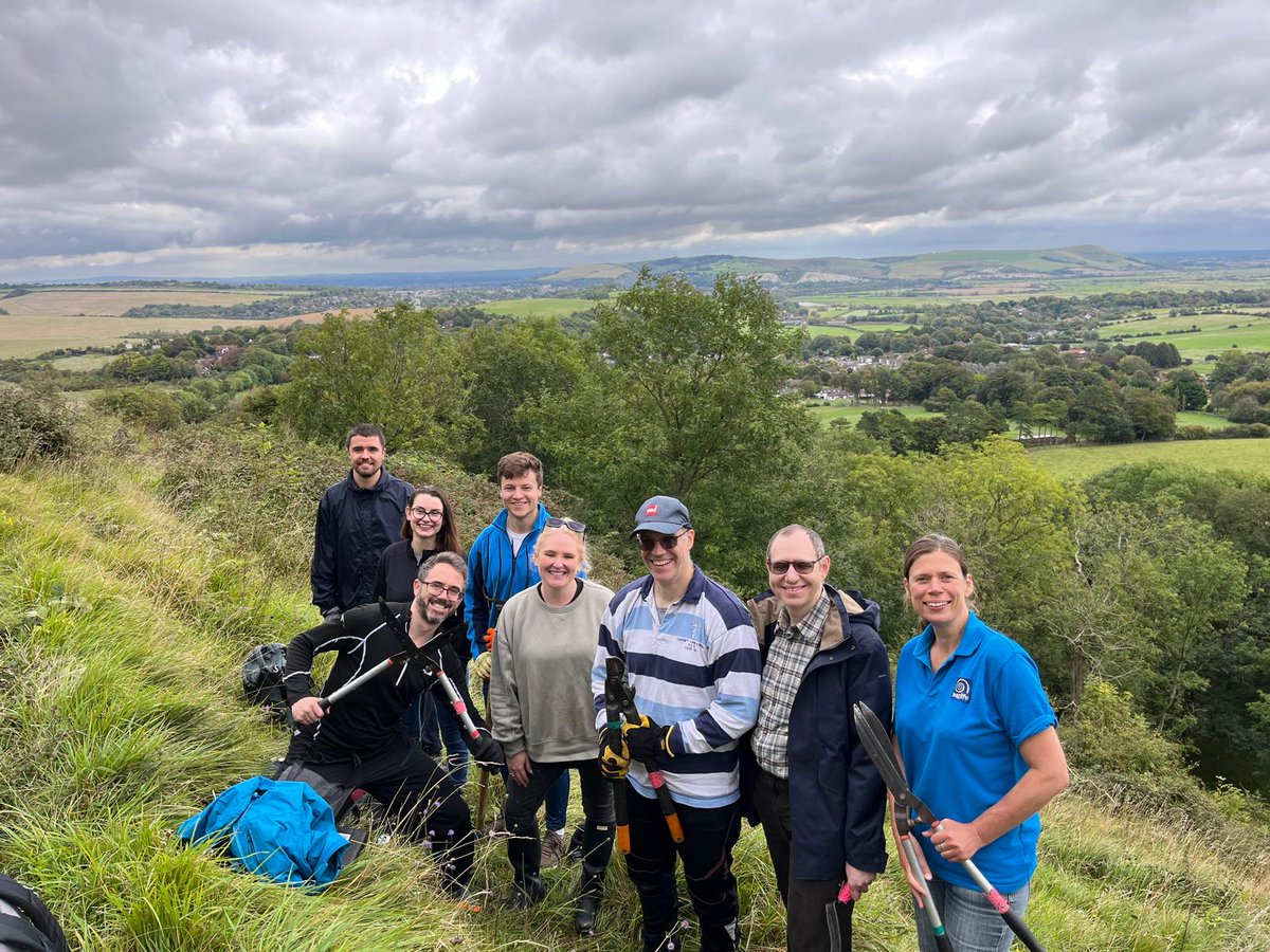Buzz_dont_tweet's tweet photo. 😎 They were also treated to some beautiful views, once the weather cleared up, &amp; whilst taking a breather.

👏 Thank you to everyone who joined us, and thanks too to @TheSouthDownsNT for the loan of the tools for the session. 

🧵/2 #ChangingChalk https://t.co/VxrTtn9hgm