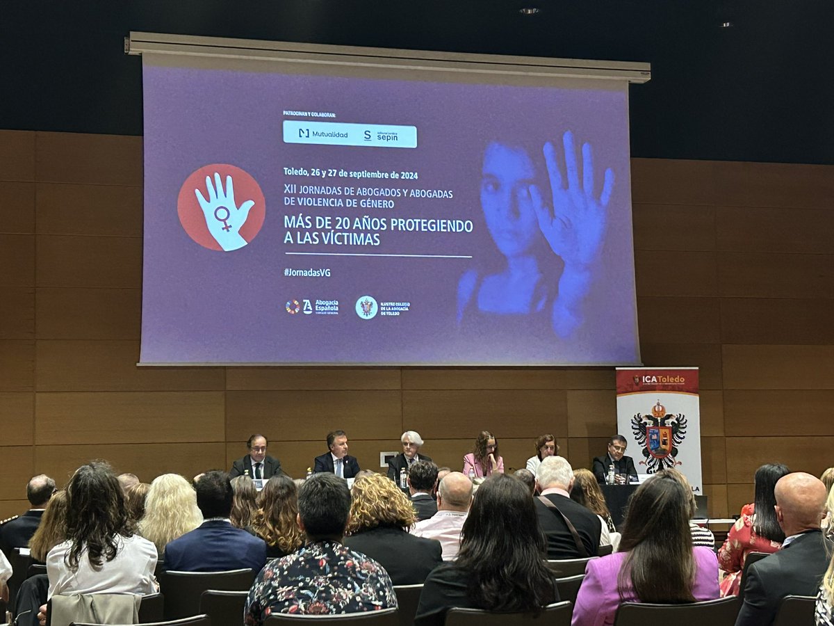 Comienzan las #jornadasVG24 de <a href="/vgcgae/">Abogacía_Vio_Género</a> <a href="/Abogacia_es/">Abogacía Española</a> en <a href="/ICA_TOL/">Ilustre Colegio de la Abogacía de Toledo</a> inauguran el acto <a href="/SGMSALVADOR1/">SALVADOR GONZALEZ</a> <a href="/AJCervantesM/">Angel Cervantes</a> <a href="/santocildesleon/">Fernando Rodríguez Santocildes</a> Mª Concepción Cedillo Tardío, presidenta de la Diputación de Toledo,
Carlos Ángel Devia, subdelegado del Gobierno en
