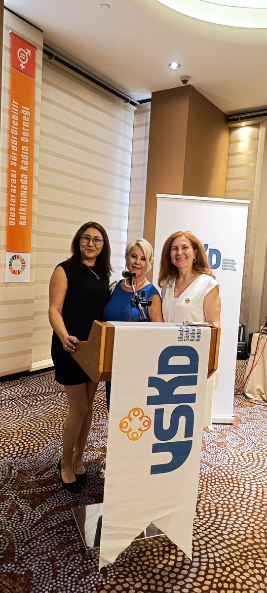 OzoktemSerap's tweet photo. #USKD Uluslararası Sürdürülebilir Kalkınmada Kadın Derneği olarak tanıtım toplantımızı  davetlilerimiz ve üyelerimizin katılımıyla gerçekleştirdik. Başta Yönetim Kurulu Başkanımız Ayla Alkan olmak üzere, kusursuz organizasyon için Networking ve Organizasyon komisyonumuza, bu özel günümüzde maddi katkısıyla bizi destekleyen Sponsorlarımıza ve misafirlerimizi en iyi şekilde ağırlayan ilgilenen, enerjisiyle salonu dolduran tüm üyelerimize teşekkür ederiz. Işığımız bol, yolumuz açık olsun.
Tanıtım gecemizde Onur üyemiz olarak aramıza katılan Paralimpliklerde ilk Kadın teniscimiz @busraun , gücümüze güç katacak Yeni üyelerimiz @zeynepilaydakaradag , Nihal Atcalı  hoşgeldiniz  #USKD