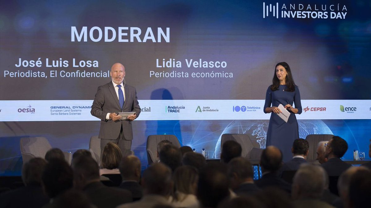 Joseluislosa's tweet photo. Intensa jornada presentando el foro Andalucía Investors Day de @elconfidencial. Agradezco al presidente de la @AndaluciaJunta @JuanMa_Moreno su apoyo al periódico y sus palabras elogiando mi labor diaria en este medio. https://t.co/nY4ed4oDBN https://t.co/Fr6ZbZE6aP