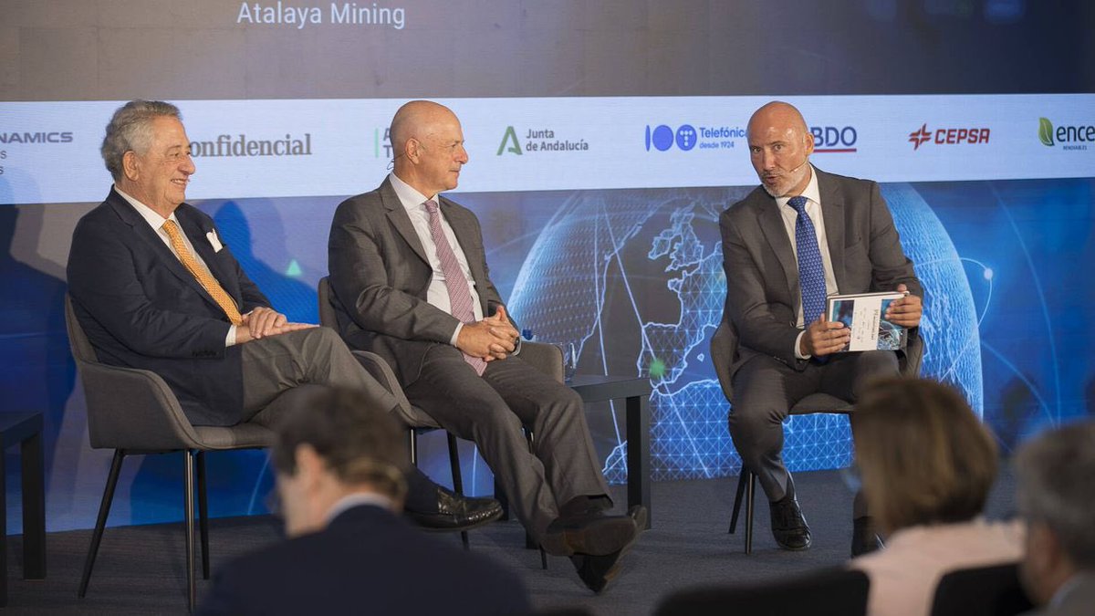 Joseluislosa's tweet photo. Intensa jornada presentando el foro Andalucía Investors Day de @elconfidencial. Agradezco al presidente de la @AndaluciaJunta @JuanMa_Moreno su apoyo al periódico y sus palabras elogiando mi labor diaria en este medio. https://t.co/nY4ed4oDBN https://t.co/Fr6ZbZE6aP