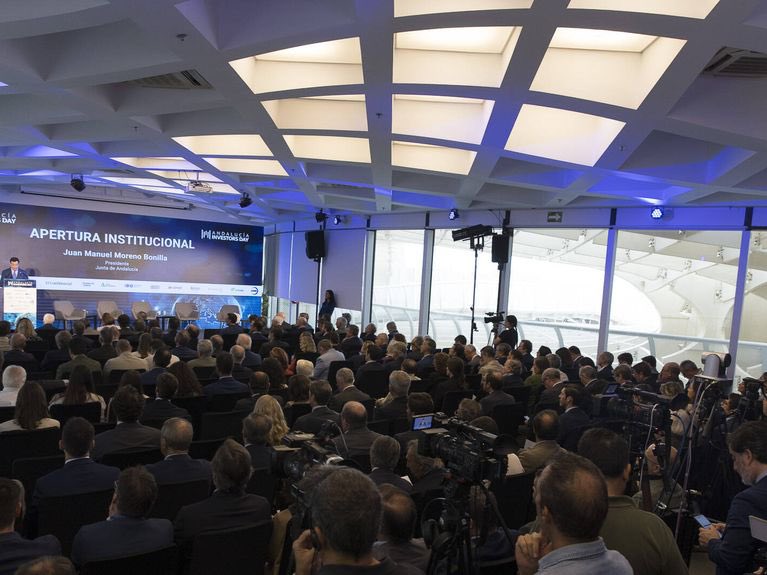 Joseluislosa's tweet photo. Intensa jornada presentando el foro Andalucía Investors Day de @elconfidencial. Agradezco al presidente de la @AndaluciaJunta @JuanMa_Moreno su apoyo al periódico y sus palabras elogiando mi labor diaria en este medio. https://t.co/nY4ed4oDBN https://t.co/Fr6ZbZE6aP