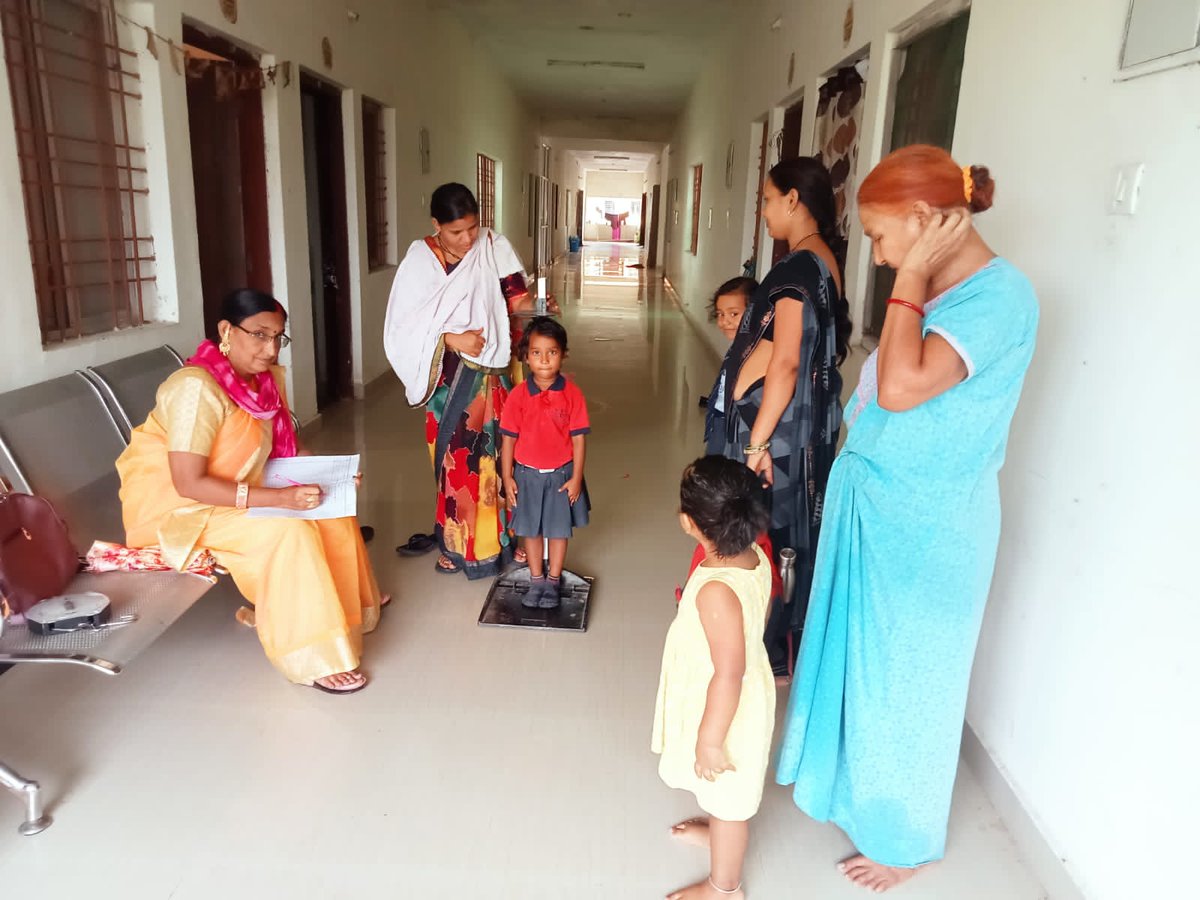 wcdmungeli's tweet photo. पोषण माह के अंतर्गत जिला मुंगेली की आंगनबाड़ी कार्यकर्ताओं द्वारा किया जा रहा है वज़न त्यौहार का आयोजन। निजी स्कूल के बच्चों का लिया गया वज़न और ऊंचाई। https://t.co/JMO64GFtqv