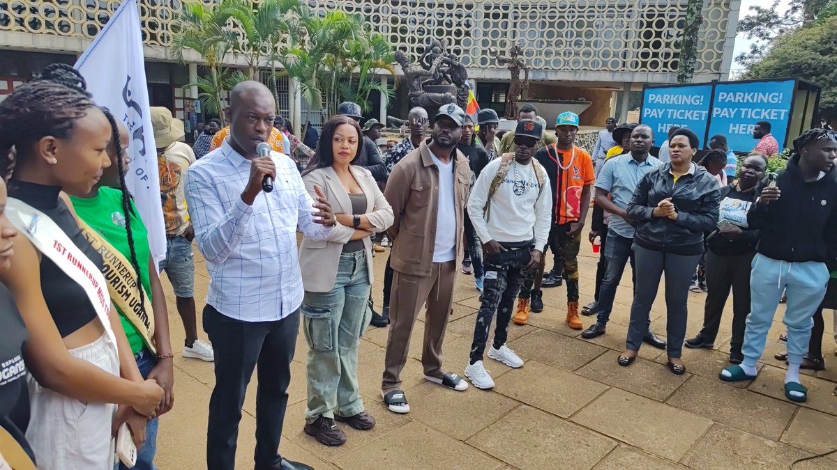 BebeCoolUG's tweet photo. We have set off for Kasese for the World  Tourism Day 2024 celebrations. I'm in the company of minister Martin Mugarra Bahinduka, @AlienSkinUg Skin and other teams.
This year's theme is Tourism and Peace.
#WorldTourismDay 
#worldtourismday2024 
 #Gagamelinternational 
#breakthechains 
#breakthechainsalbumbebecool 
#BebeCool