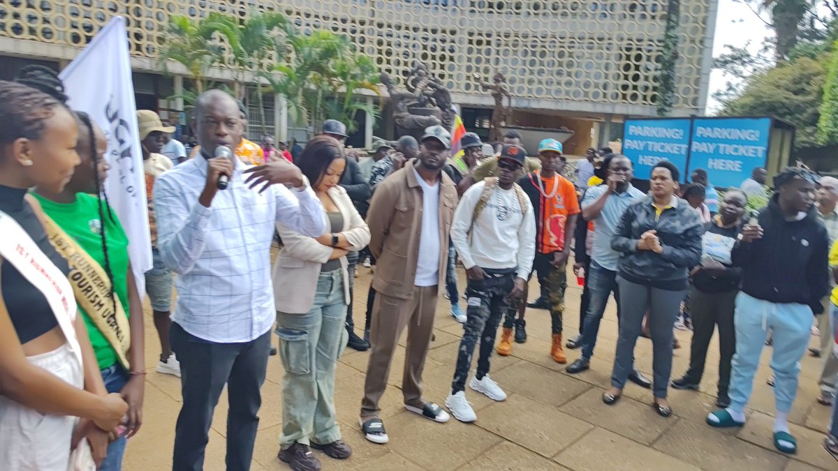BebeCoolUG's tweet photo. We have set off for Kasese for the World  Tourism Day 2024 celebrations. I'm in the company of minister Martin Mugarra Bahinduka, @AlienSkinUg Skin and other teams.
This year's theme is Tourism and Peace.
#WorldTourismDay 
#worldtourismday2024 
 #Gagamelinternational 
#breakthechains 
#breakthechainsalbumbebecool 
#BebeCool