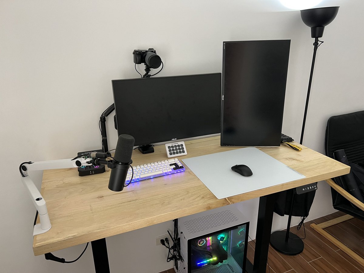 natharasho's tweet photo. new desk arrived no longer shall we suffer from a wobbly ikea desk #KEEPIT #DONTNEEDEM https://t.co/kGuQpmaK0s