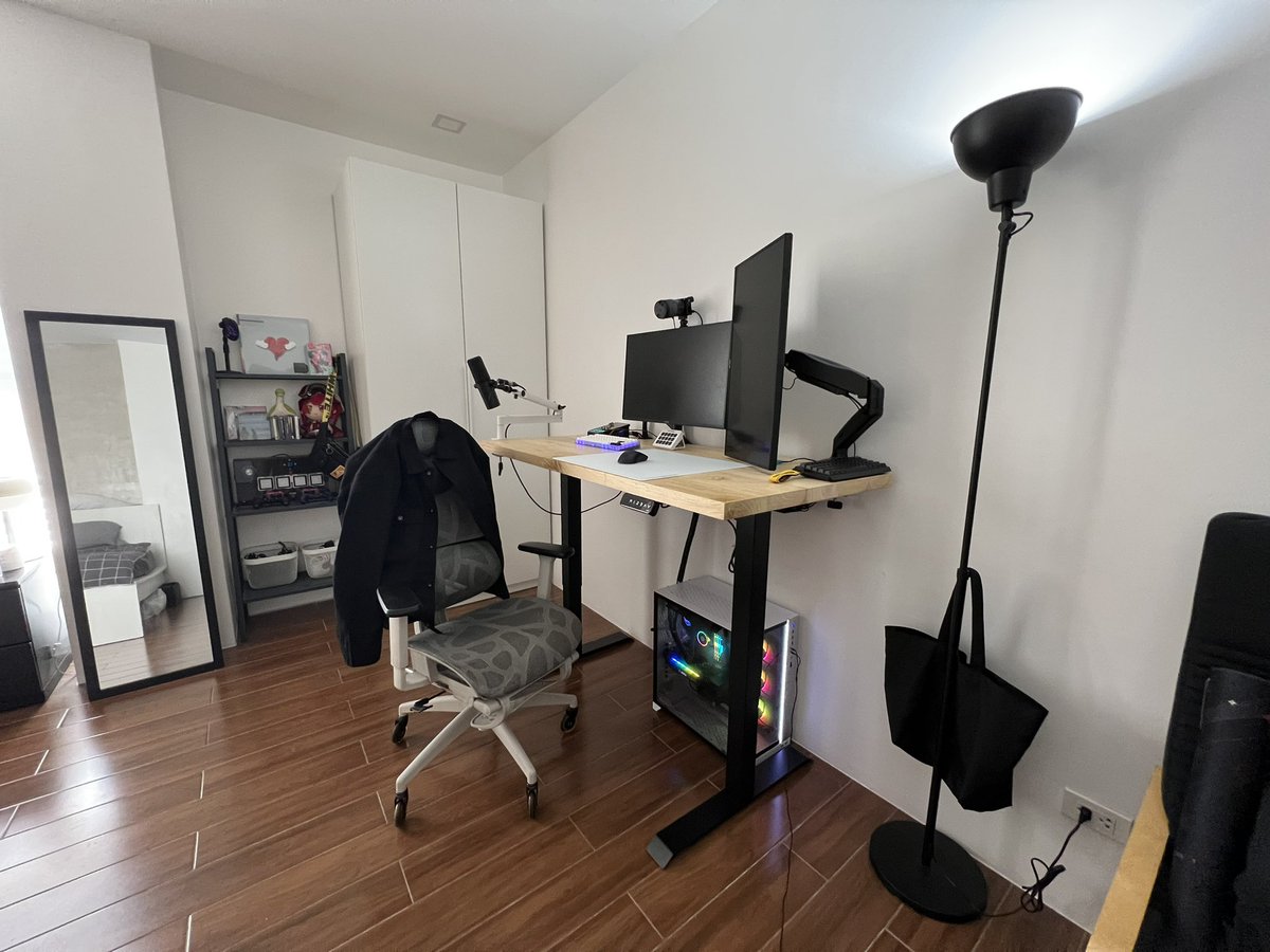 natharasho's tweet photo. new desk arrived no longer shall we suffer from a wobbly ikea desk #KEEPIT #DONTNEEDEM https://t.co/kGuQpmaK0s
