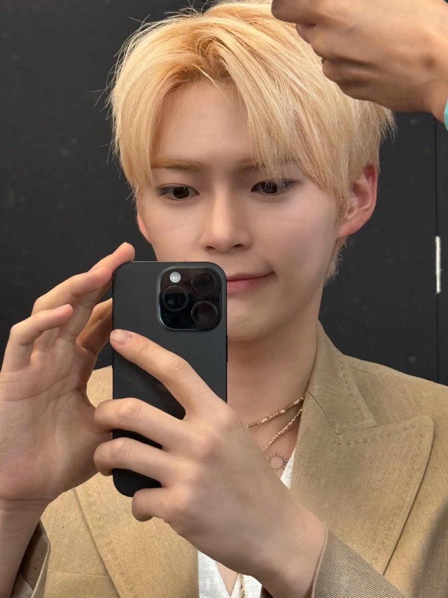 gimmigy31915020's tweet photo. 240926 🐹😻💬

울 덩이때문에 내 어깨가 키보드 두 판 됨
⌨️🤩⌨️
넘 자랑스러워서 으쓱으쓱~울햄찌 고생했어🫳🏻

#SUNGHANBIN #성한빈 #ソンハンビン 
#成韩彬 #ZEROBASEONE #제로베이스원
#미스지콜렉션 #MISSGEE 
#SungHanbinForMissGeeCollection https://t.co/JISK27EJiu
