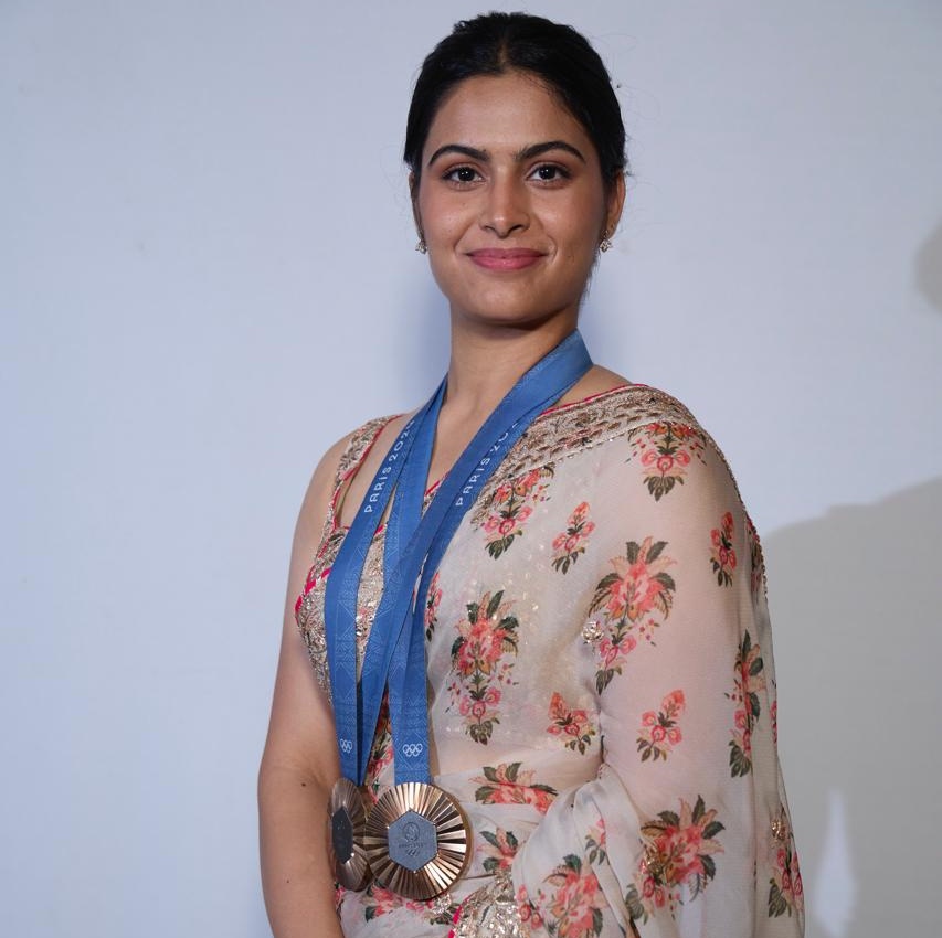 epanchjanya's tweet image. मनु भाकर ने ट्रोल करने वालों को करारा जवाब दिया है!

सवाल :

आप हर जगह अपना मेडल क्यों दिखती रहती हैं?

मनु भाकर :

पेरिस ओलंपिक 2024 में जीते गए मेरे दो कांस्य पदक भारत के हैं।

जब भी मुझे किसी कार्यक्रम में आमंत्रित किया जाता है और पदक दिखाने के लिए कहा जाता है, तो मैं इसे गर्व…