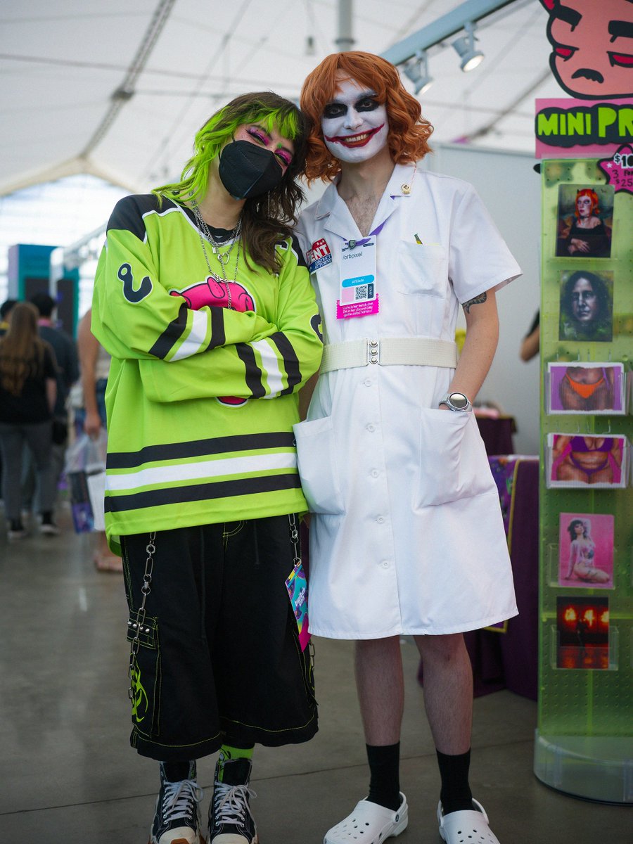 SkyhookArt's tweet image. The OG gang, thanks for still kickin it with me!! Always so great to see y'all!!! @orbpixel @khronotv @SenorCristos @JrocTheGod