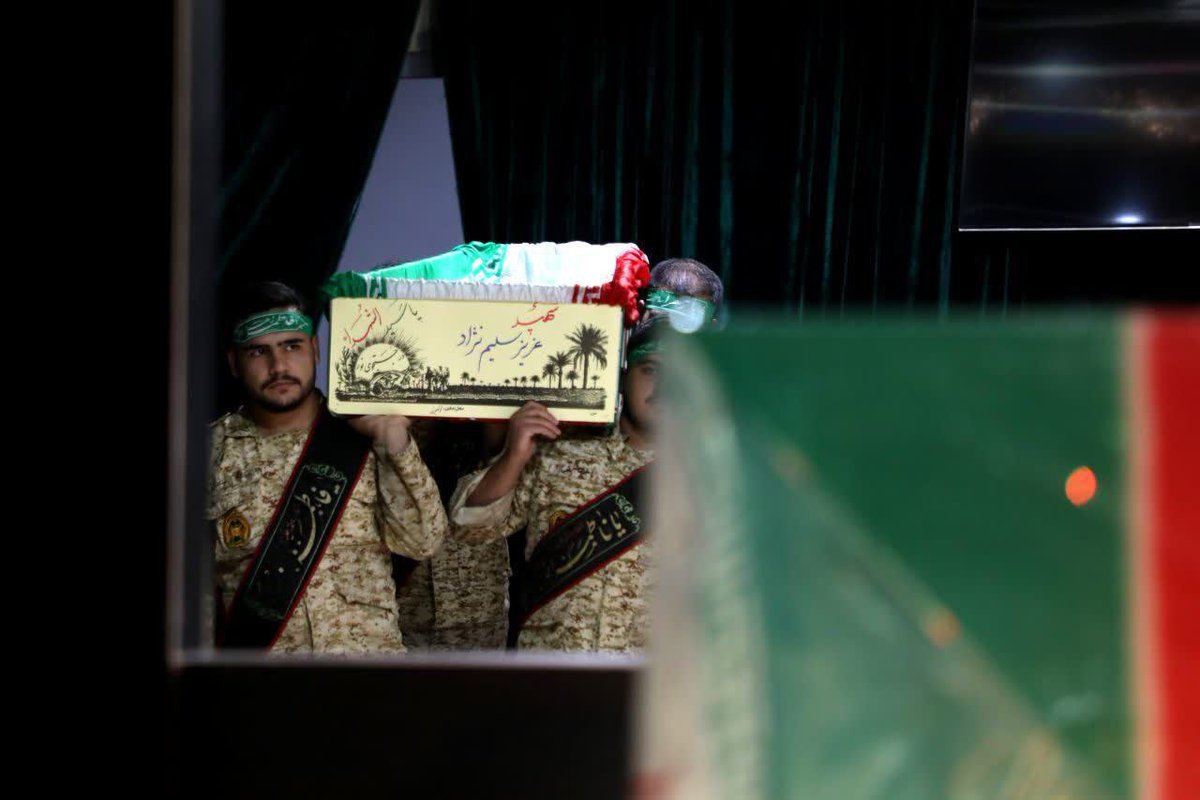بزرگی میگفت:
تکیه کن به شهدا
شهدا تکیه‌گاهشان خداست
اصلا کنار گل بنشینی بوی گل میگیری
پس گلستان کن زندگی ات را با یاد شهدا🌷

#فرزند_البرز
#قهرمان_محله