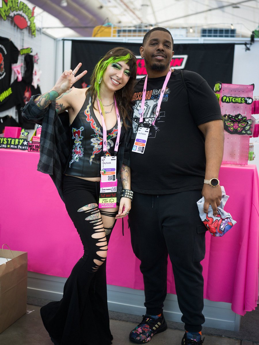 SkyhookArt's tweet image. The OG gang, thanks for still kickin it with me!! Always so great to see y'all!!! @orbpixel @khronotv @SenorCristos @JrocTheGod