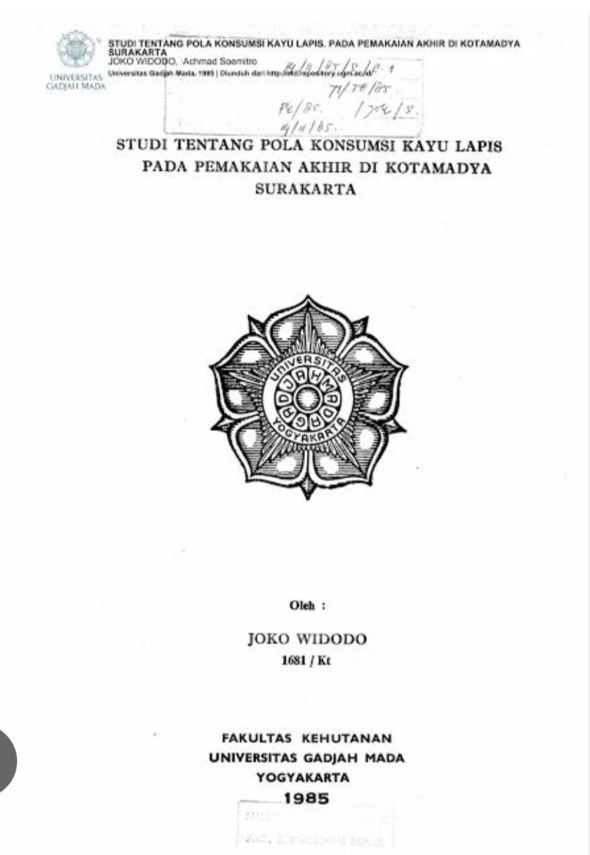 DokterTifa's tweet photo. Kebohongan yang betul-betul sundul langit tak ada lawan karena melibatkan Institusi Besar, UGM.

Satu
"Joko Widodo",  Mahasiswa Fakultas Kehutanan UGM, TIDAK PERNAH  kuliah di jurusan Teknologi Kayu.

Kenapa?

Karena tidak pernah ada Jurusan Teknologi Kayu di Fak Kehutanan UGM, dari  sejak berdirinya Fakultas tersebut di tahun 1963 sampai sekarang.

Ketika "Joko Widodo" kuliah di tahun 1980

Ada 4 Jurusan yang ada:

1. Ekonomi dan Perusahaan Hutan
2. Silvikultur
3. Teknologi Kehutanan
4. Konservasi Sumberdaya Hutan
(Saat ini keempat jurusan tersebut sudah berganti nama, tetapi tetap tidak tidak ada Jurusan Teknologi Kayu)

Artinya, ketika Mulyono sampaikan dia kuliah di Fakultas Kehutanan Jurusan Teknologi Kayu, entah dia lupa ingatan, gila dadakan, atau lupa contekan.

Dua

"Joko Widodo" yang kuliah di Fak Kehutanan UGM tahun 1980, TIDAK PERNAH memiliki Dosen Pembimbing Skripsi bernama Ir. Kasmudjo.

Karena berdasarkan repository UGM, untuk Skripsi mahasiswa bernama Joko Widodo, Pembimbingnya adalah Prof, Ir. Achmad Soemitro (almarhum)

Jadi, ketika Mulyono, mengatakan bahwa dia dibimbing oleh Ir Kasmudjo, berarti dia lupa ingatan, dan sembarangan memanggil Dosen untuk dia akui sebagai Dosen Pembimbing.

Padahal, kalau benar dia Pemilik Skripsi yang termuat di Repository UGM, tidak mungkin seorang mahasiswa lupa siapa Dosen Pembimbingnya, kecuali dia penderita lupa ingatan.

Tiga

Kalau seseorang pernah menjadi Mahasiswa betulan, pernah dibimbing betulan oleh Pembimbing Skripsi

TIDAK PERNAH DALAM SEJARAH MANAPUN, ada Dosen Pembimbing Skripsi yang galak sampai  bentak-bentak mahasiwanya. Kecuali mahasiswa itu tolol atau gila.

atau sebetulnya  tidak pernah jadi mahasiswa, cuma halusinasi saja: 

Membayangkan dia jadi Mahasiswa UGM, Dosennya galak suka bentak-bentak, seperti yang dia baca  di Komik Doraemon.