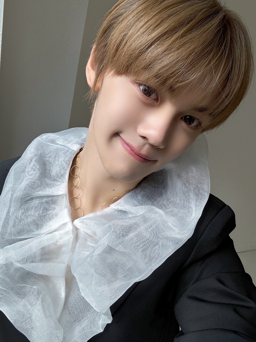 ZB1_official's tweet photo. _💌

제로즈!!!! 대박사건이에용ㅎㅎㅎㅎ 제가 살면서 런웨이를 다 서게 되네용ㅎㅎㅎ 진짜 여기까지 오게 도와주고 응원 줘서 너무 고마워용! 진짜 런웨이 너무 떨렸지만 그래도 연습 때만큼 했어용ㅎㅎ 옷 좋아하는 저에게 이런 선물 쥐여줘서 너무 고마워용🩵🩵🩵🩵

#KIMGYUVIN #김규빈
#ZEROBASEONE #ZB1 #제로베이스원