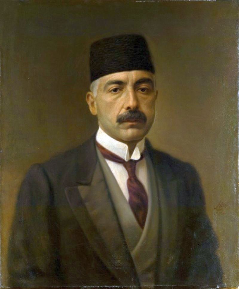 RaamCalendar's tweet photo. 🔸
پنجم مهر ۱۲۹۷ 
«وثوق‌الدوله» صدراعظم ایران در دوران احمدشاه، قحطي و كمبود نان را در تهران حل كرد و در رأس اداره‌ی نان يك بلژيكي به نام «موليتور» قرار داد و بحران نان كه از يك سال قبل آغاز شده و کابینه‌ی قبلی را سرنگون کرده بود؛ خاتمه يافت. https://t.co/gAi326VpEj