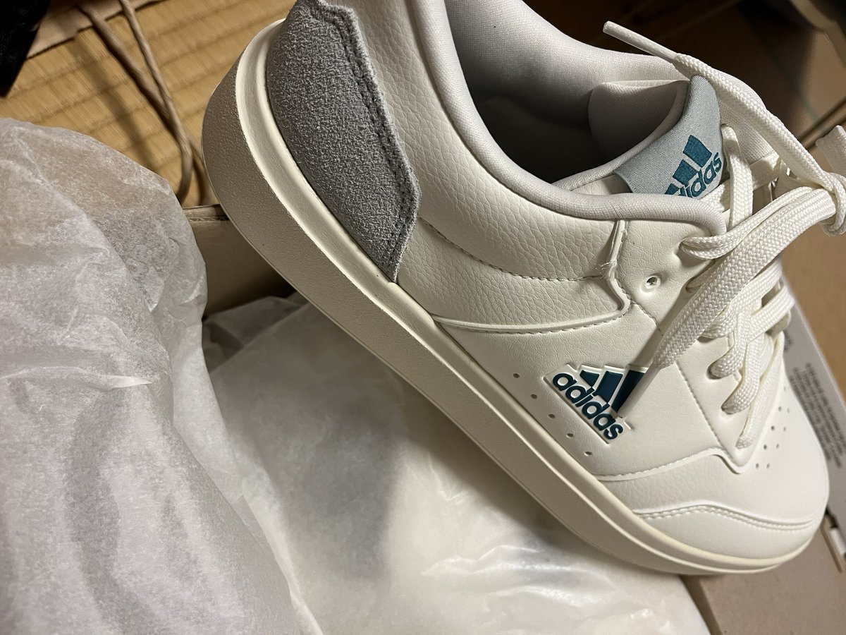 欲しかった米津さんのUT買えたし、パンツの補正待ちで隣のABCマート行ったら、ぼざろのコラボのadidasあったから買ってしまった🫠