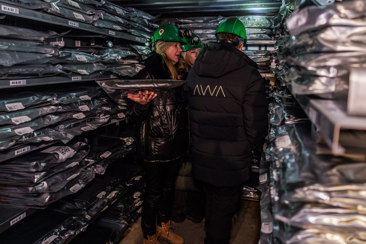BankPekaoSA's tweet photo. Zabezpieczamy przeszłość technologią przyszłości! #Pekao x @DegenHouse_  x @Aleph__Zero💥Cenne dzieła sztuki, m. in. Jana Matejki, Stanisława Wyspiańskiego i Wojciecha Kossaka oraz współczesnej artystki Lii Kimury, idealnie odwzorowane w profesjonalnych skanach, znalazły podwójne schronienie: w 🧊 Światowym Archiwum Arktycznym @aworldarchive i sieci blockchain.
🖼️ Bank Pekao jako pierwszy bank na świecie zarchiwizował sztukę w #ArcticWorldArchive w Svalbardzie.

Więcej: https://t.co/FW927dTwzv 

#sztuka #blockchain

📸 Rafał Warszawski