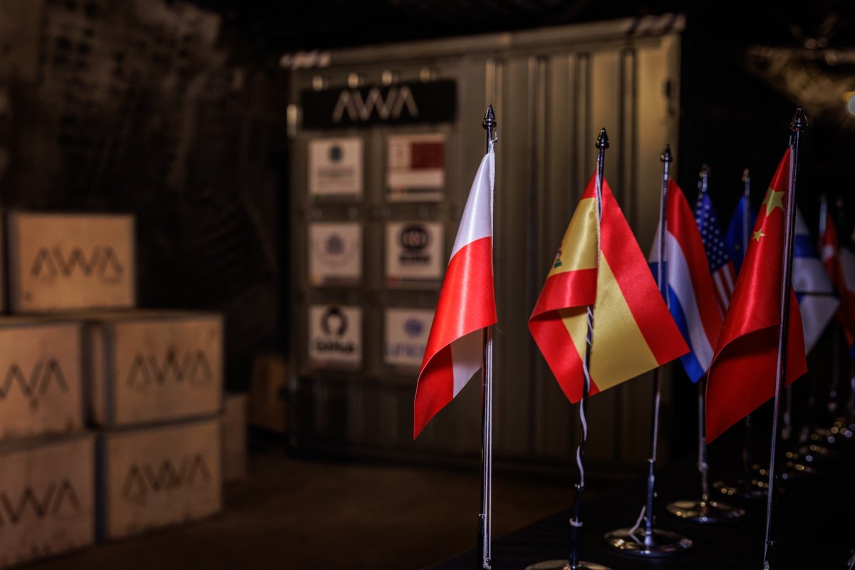 BankPekaoSA's tweet photo. Zabezpieczamy przeszłość technologią przyszłości! #Pekao x @DegenHouse_  x @Aleph__Zero💥Cenne dzieła sztuki, m. in. Jana Matejki, Stanisława Wyspiańskiego i Wojciecha Kossaka oraz współczesnej artystki Lii Kimury, idealnie odwzorowane w profesjonalnych skanach, znalazły podwójne schronienie: w 🧊 Światowym Archiwum Arktycznym @aworldarchive i sieci blockchain.
🖼️ Bank Pekao jako pierwszy bank na świecie zarchiwizował sztukę w #ArcticWorldArchive w Svalbardzie.

Więcej: https://t.co/FW927dTwzv 

#sztuka #blockchain

📸 Rafał Warszawski