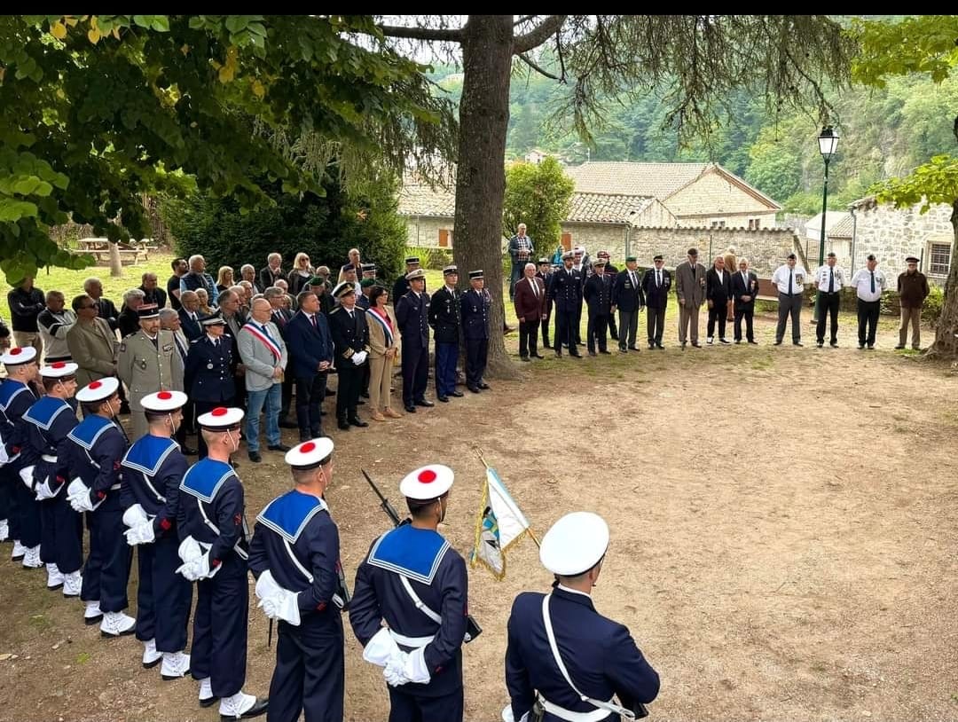 07_dmd's tweet photo. Élus locaux, autorités civiles et militaires, associations d'anciens combattants et un détachement de fusiliers marins et commandos, héritiers de la #DBFM, accompagnaient la jeune génération pour entretenir le souvenir de ceux qui payèrent de leur vie leur fidélité à la France 🇫🇷 https://t.co/EqpTixk1vt