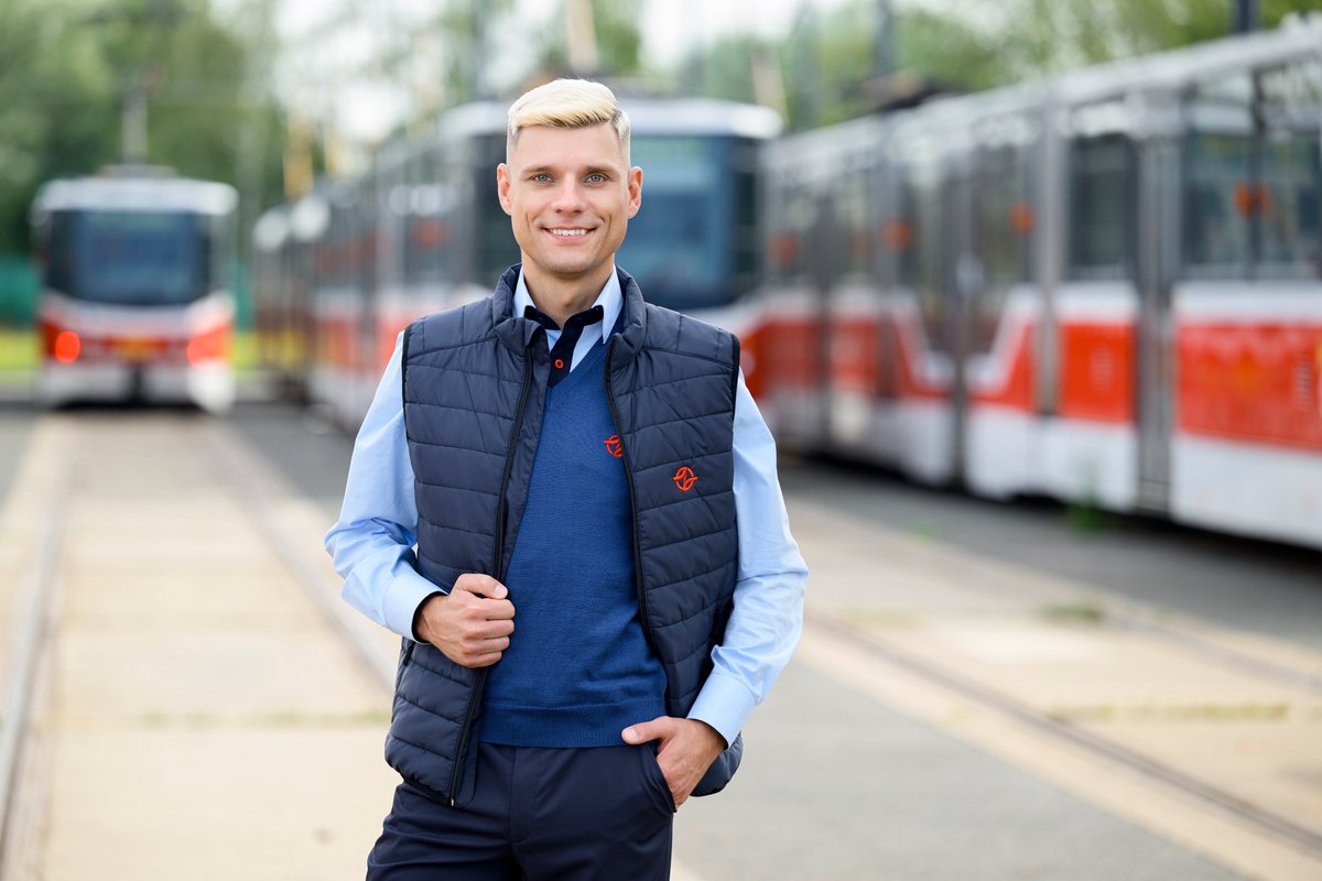 DPPOficialni's tweet photo. TISKOVÁ ZPRÁVA | DPP si vybral nové uniformy a začal je testovat v běžném provozu.
👖🧥🥼Nové uniformy DPP mají celkem 22 součástí ve verzi pro dámy a 20 pro pány včetně barevných variant. Na rozdíl od stávajících uniforem, jejichž základní podoba pochází z roku 1995, je testovaný stejnokroj barevně variabilnější. 
Celá TZ: https://t.co/zCs9xsBoIE
Všechny uniformy naleznete zde: https://t.co/9WzSFvv0lQ
FOTO: DPP Petr Hejna