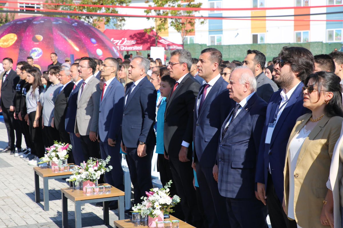 TÜBİTAK 4007-Bilim Şenlikleri Destekleme Programı kapsamında Küçükçekmece Fevzi Çakmak Meydanında “Küçükçekmece Bilimin İzinde Şenleniyor” adlı sergi açılışı, Kaymakamımız Mustafa Anteplioğlu’nun katılımı ile yapıldı. #KüçükçekmeceBilimŞenliği <a href="/tcmeb/">Millî Eğitim Bakanlığı</a> <a href="/Tubitak/">TÜBİTAK</a> <a href="/KcekmeceKymklik/">T.C. Küçükçekmece Kaymakamlığı 🇹🇷</a>