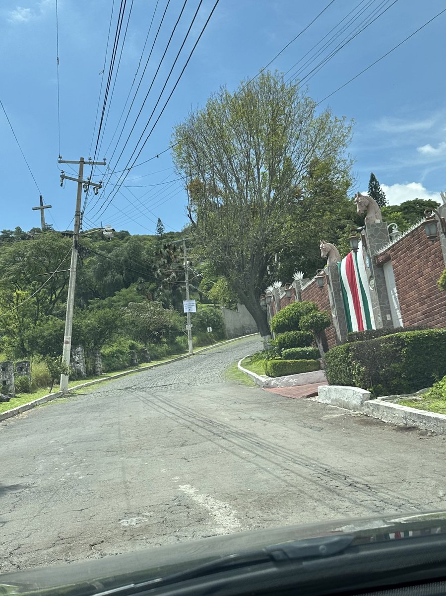 Hola a todos!! Ayúdenme a darle re-tweet y like a este post 🙏  “Llevo 3 semanas que reporté este poste de luz a la <a href="/CFEmx/">CFEmx</a> <a href="/CFE_Contigo/">CFE_Contigo</a>  y no lo han arreglado, va a caer sobre mi barda y me imagino que no se harán responsables del daño que ocasionen!”