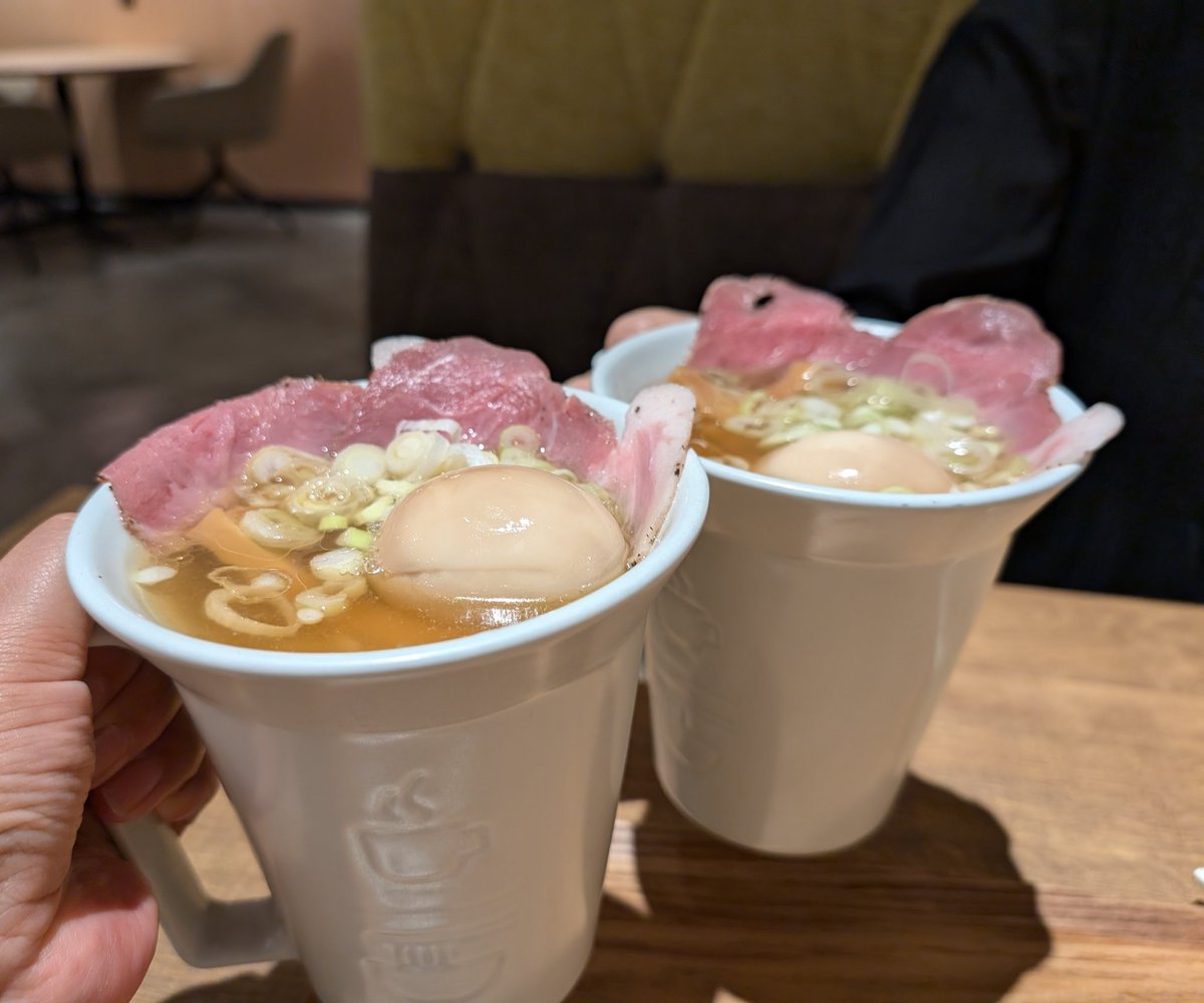Ai_iwhs's tweet photo. 今日のランチは🍜
グランフロント大阪内にある
#unchicoffee 
読み方はうんちコーヒーだよw😂

あの人類みな麺類のネクストブランドカフェ♪マグカップで食べるラーメン☕で乾杯🍜美味しい😆

#JINMEN https://t.co/CbBi1ndX4F