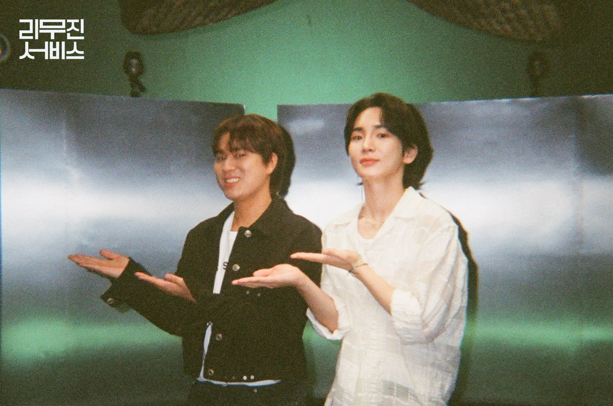 mujin_plz's tweet photo. 리무진서비스 132회 비하인드 필름 도착💌
키 X 무진 듀엣 서비스
너무 좋으실게요🙏❤
두 사람의 겟어기타 티키타카에
기타 메고 뛰어들 뻔했지 모에오,,?🎸💕

@SHINee
@BPM_LMJ  
  
#키 #KEY #샤이니 #SHINee
#이무진 #LEEMUJIN #리무진서비스 https://t.co/h0Dvnsh8hz