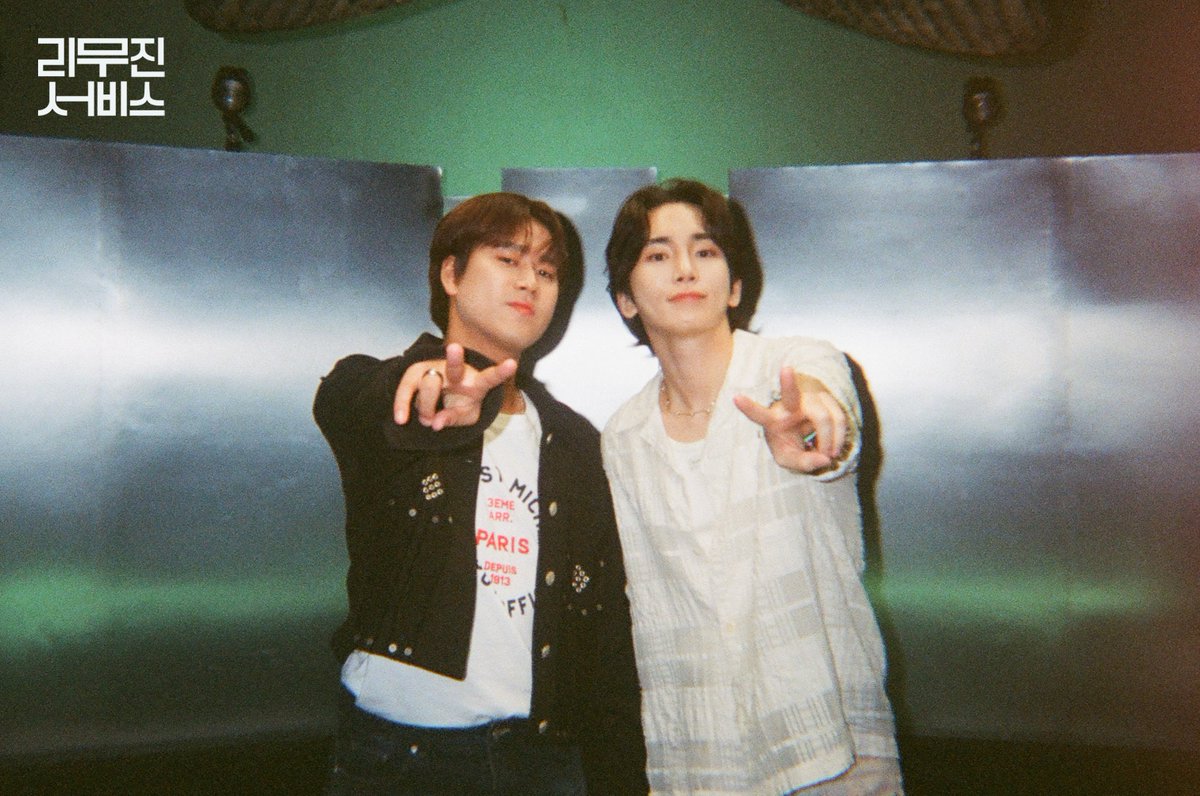 mujin_plz's tweet photo. 리무진서비스 132회 비하인드 필름 도착💌
키 X 무진 듀엣 서비스
너무 좋으실게요🙏❤
두 사람의 겟어기타 티키타카에
기타 메고 뛰어들 뻔했지 모에오,,?🎸💕

@SHINee
@BPM_LMJ  
  
#키 #KEY #샤이니 #SHINee
#이무진 #LEEMUJIN #리무진서비스 https://t.co/h0Dvnsh8hz