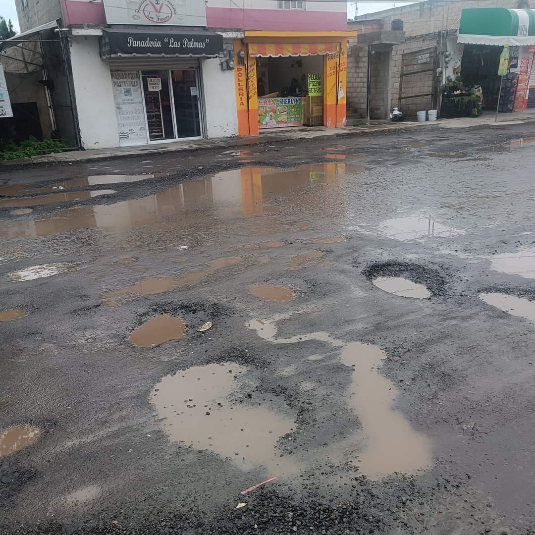 karis2604's tweet photo. Esto es INACEPTABLE.Las ineptas autoridades de @Edomex @TolucaGob no hacen NADA, vean las calles ¡no se puede circular! @JuanMacciseOfi ¿no te da vergüenza?🤬
Pero muy exigentes con el reemplacamiento, verificación! @delfinagomeza ¡BASTA! 
#Toluca
@AztecaNoticias
@tolucanoticias https://t.co/MCbiwyONRF