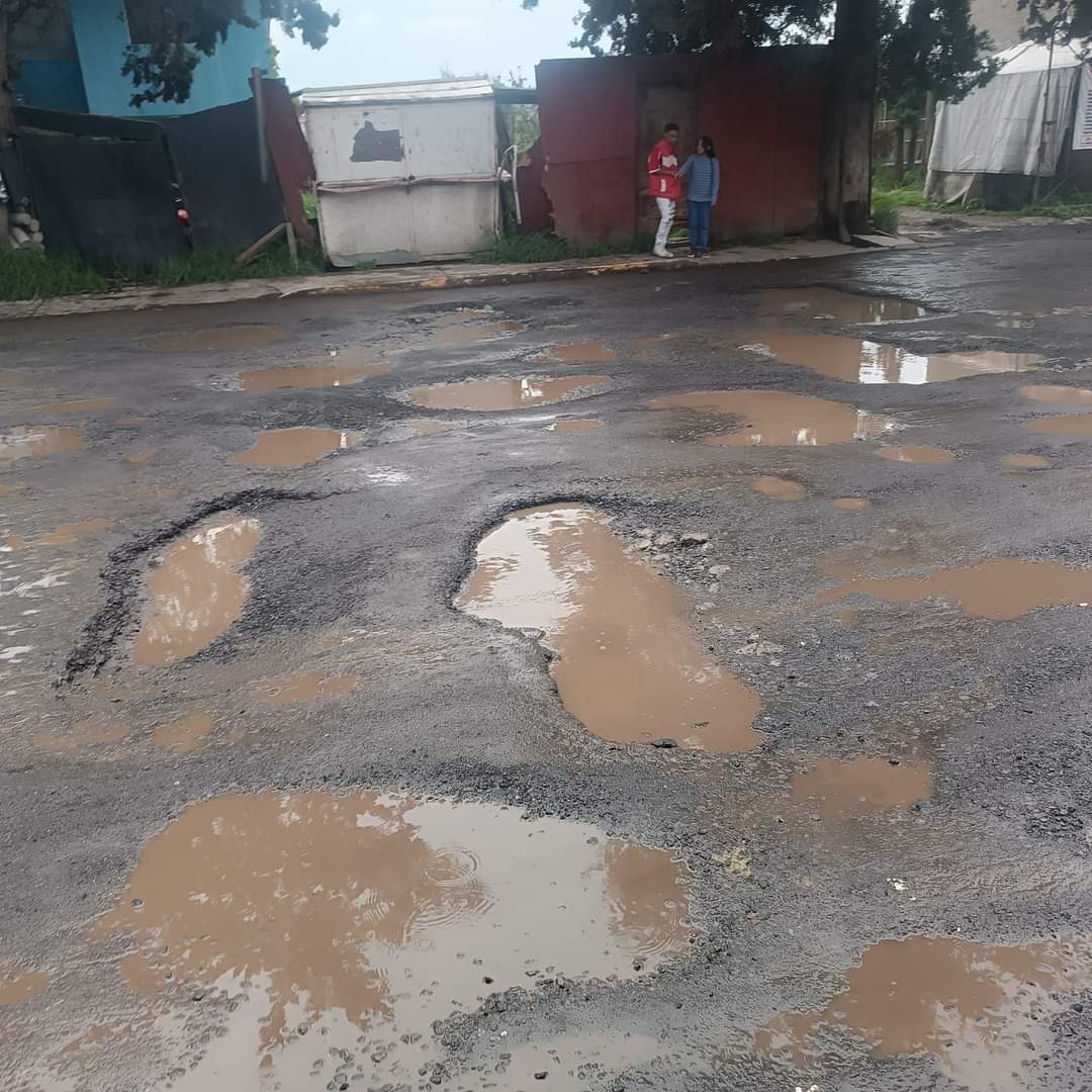 karis2604's tweet photo. Esto es INACEPTABLE.Las ineptas autoridades de @Edomex @TolucaGob no hacen NADA, vean las calles ¡no se puede circular! @JuanMacciseOfi ¿no te da vergüenza?🤬
Pero muy exigentes con el reemplacamiento, verificación! @delfinagomeza ¡BASTA! 
#Toluca
@AztecaNoticias
@tolucanoticias https://t.co/MCbiwyONRF