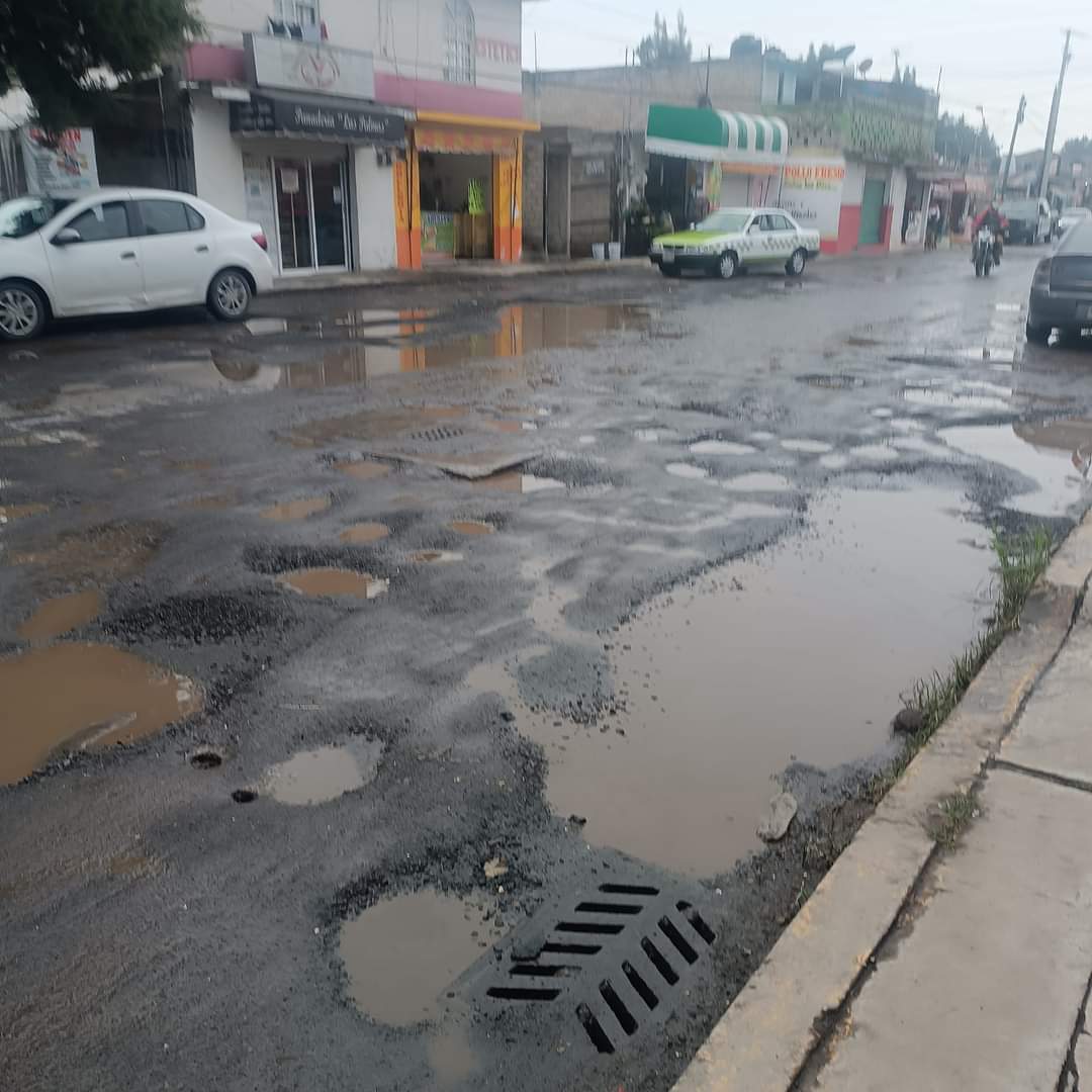 karis2604's tweet photo. Esto es INACEPTABLE.Las ineptas autoridades de @Edomex @TolucaGob no hacen NADA, vean las calles ¡no se puede circular! @JuanMacciseOfi ¿no te da vergüenza?🤬
Pero muy exigentes con el reemplacamiento, verificación! @delfinagomeza ¡BASTA! 
#Toluca
@AztecaNoticias
@tolucanoticias https://t.co/MCbiwyONRF