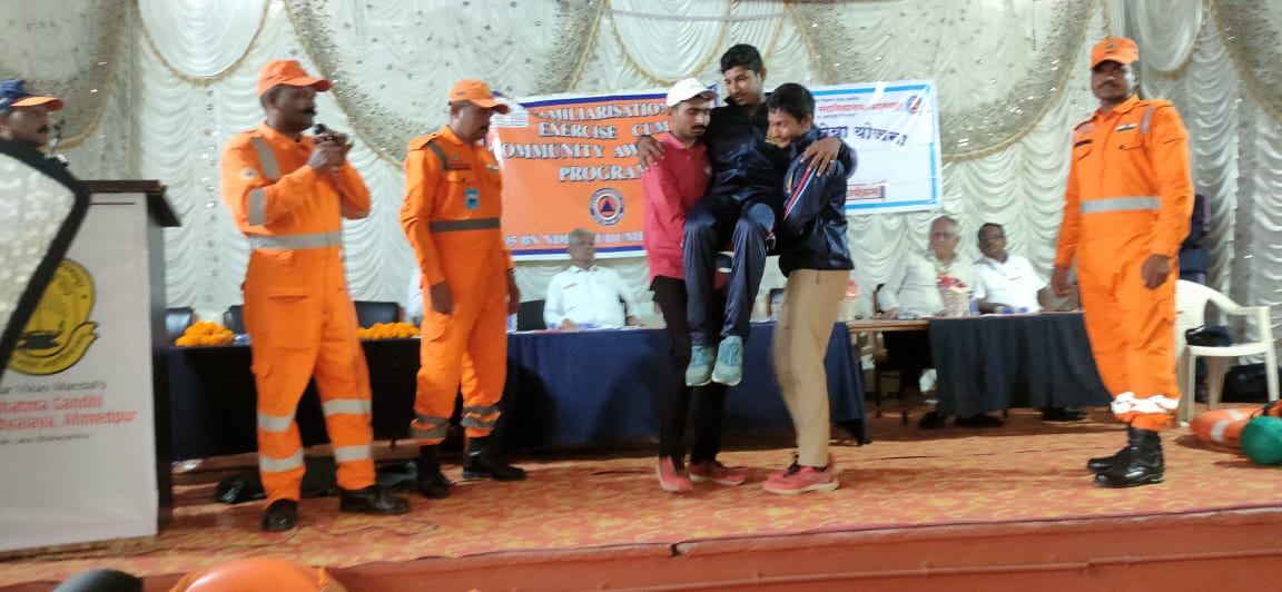 05NDRF's tweet photo. "A team from 5 BN NDRF successfully conducted a Fam-Ex Programme Conducted at Mahatma Gandhi College Ahamadpur Dist. Latur .The exercise engaged 690 participants from school staff and students
#CommunityTraining"
@ANI
@sdmamaharashtra
@NDRFHq
@ndmaindia
@PIBMumbai https://t.co/dl6BHSIvRl