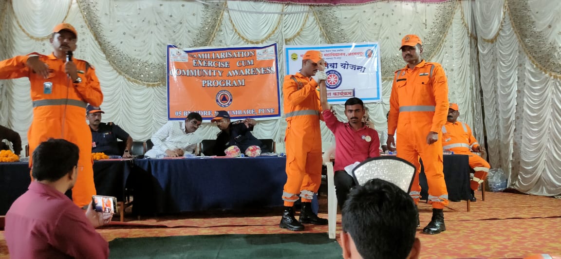 05NDRF's tweet photo. "A team from 5 BN NDRF successfully conducted a Fam-Ex Programme Conducted at Mahatma Gandhi College Ahamadpur Dist. Latur .The exercise engaged 690 participants from school staff and students
#CommunityTraining"
@ANI
@sdmamaharashtra
@NDRFHq
@ndmaindia
@PIBMumbai https://t.co/dl6BHSIvRl