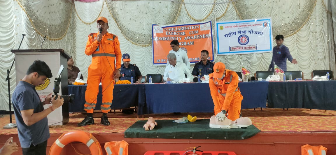 05NDRF's tweet photo. "A team from 5 BN NDRF successfully conducted a Fam-Ex Programme Conducted at Mahatma Gandhi College Ahamadpur Dist. Latur .The exercise engaged 690 participants from school staff and students
#CommunityTraining"
@ANI
@sdmamaharashtra
@NDRFHq
@ndmaindia
@PIBMumbai https://t.co/dl6BHSIvRl