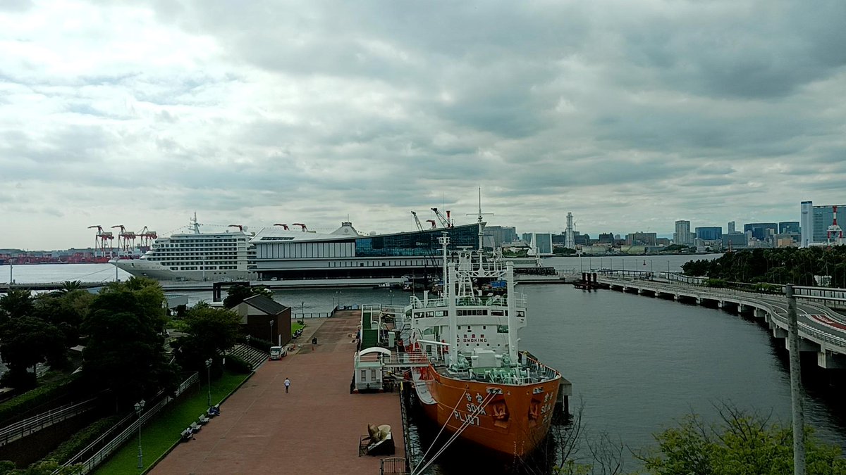 mlit_kanto_port's tweet photo. シルバー・ミューズが東京国際クルーズターミナルに寄港しているのを確認!手前には南極観測船の宗谷も見える!👈😺✨ヨシ!
#国土交通省 #シルバーミューズ #silvermuse https://t.co/X9pc967aiU