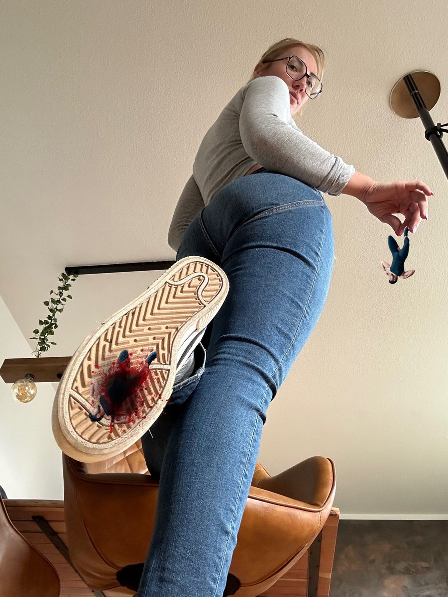 Anza_Black_Back's tweet photo. Riesig &amp; Gnadenlos 
Euer schreien ist genau so nervig wie das Summen einer Schnake nachts beim schlafen 😑
🧍‍♂️ 💥 🦶 

#sizetwitter #giantess #GTS #giantesskink #sizekink #squishingkinks #sizefetish https://t.co/TelxbtDdJr