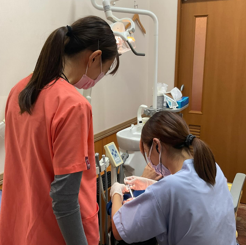 endodc's tweet photo. ワイヤー交換の練習をしています🌟！　　
矯正中のスタッフのお口で実際に練習をしています✨　

#衛生士のたまご #歯科医師 https://t.co/YHqBEekGYF https://t.co/yGW01sC7DI