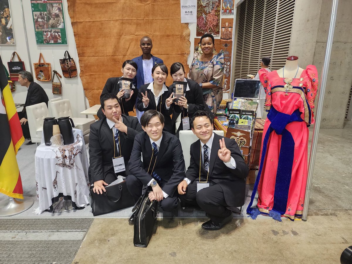 Buganda_Culture's tweet photo. Omwoleso gutandise bulungi e Japan, era abaayo bakedde ku muddaala ewolesezebwa ebintu bya Buganda eby'enjawulo.

Waliwo n'abasazeewo leero okwambala Gomesi, bingi ebigenda okwolesebwa mu kifo okuva leero okutuuka ku Ssande.
#JATTAEXPO @TourBugandaUG https://t.co/CtysWYjNeH