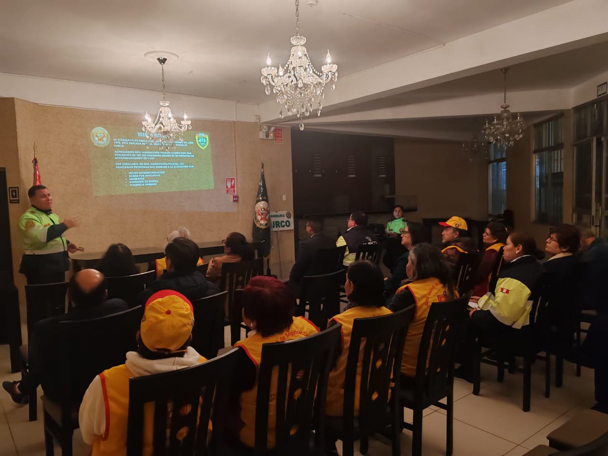 LimaRegion's tweet photo. La #Divpolsur1 #CiaSurco Participó en la rendición de cuenta al Ciudadano con la finalidad de informar a la ciudadanía sobre la gestión operativa y así fortalecer la seguridad ciudadana #pnp #seguridad #RegionLima https://t.co/PPuJNzRvlj