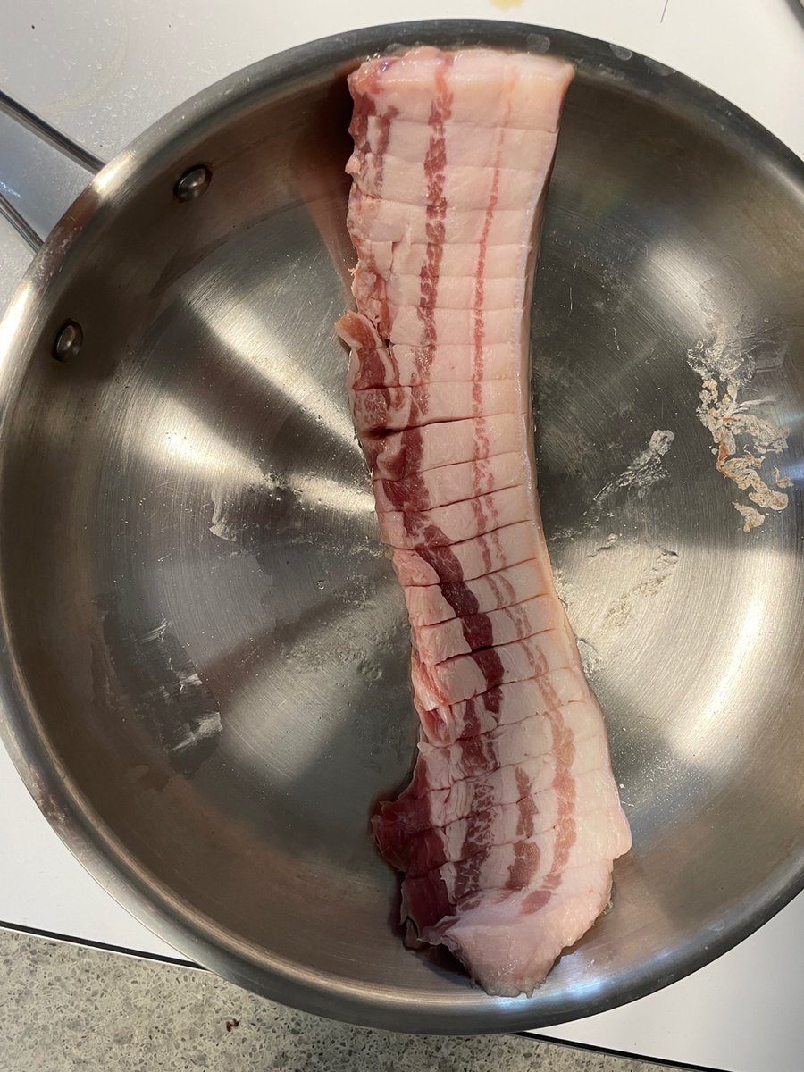 kwaverse's tweet photo. 비계 많은 삼겹살, 비계 많은거라고 ��각하세요? 괜찮다고 생각하세요?

제가 홈플러스에서 산 삼겹살인데, 살때 맨 윗줄은 괜찮아서 샀는데 아래 안 보이고 깔려 있던 삽겹살이 사진과 같습니다.

밑장 넣기로 비계 삼겹살을 끼워 파는건지...
어떻게 생각하세요?

먹지 않고 버렸습니다. https://t.co/WlgKSswlyd