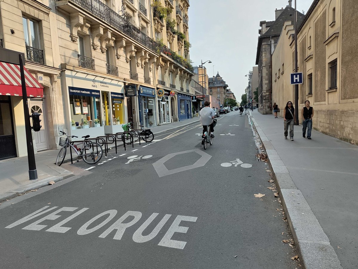 PeS_14e's tweet photo. Ce samedi 28 à 14h30 nous organisons une balade(2h) au départ de la @MairieParis14  pour découvrir ou faire découvrir les nvx aménagements🚲de notre arrondissement. L' occasion d'échanger sur les qualités et défauts de ces aménagements et se projeter sur les évolutions futures!😉 https://t.co/FbRTVc50lD