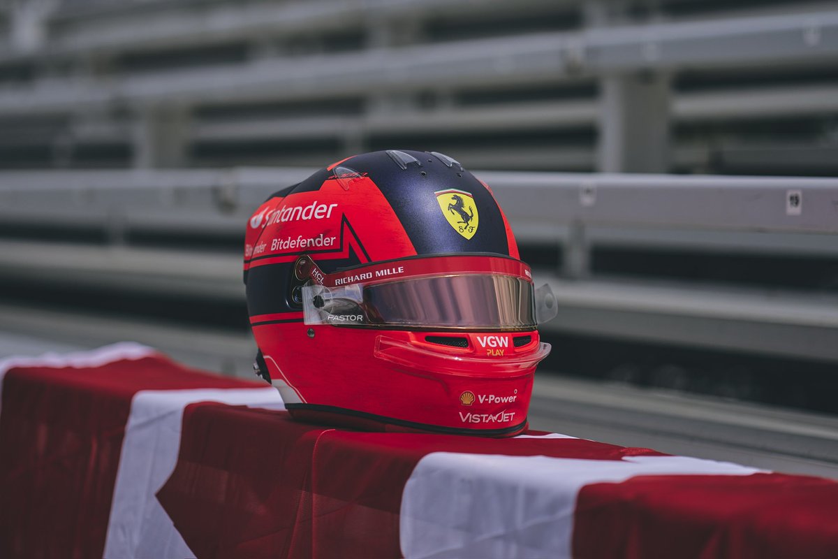 FerrariItalia10's tweet image. Charles Leclerc tribute Gilles Villeneuve helmet