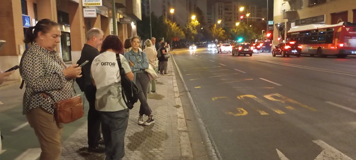 mafedal's tweet photo. Qué vergüenza @tussamoficial la línea 2 @Ayto_Sevilla a las 6:40 de la mañana gente que no puede llegar a su trabajo puntual por la mierda de servicio público #SevillaHoy #Sevilla https://t.co/2Q7guzO3Xr
