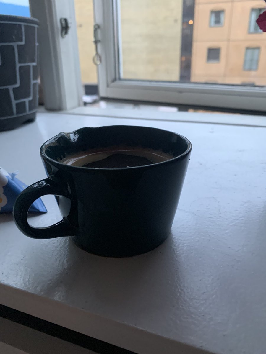 Slezben's tweet photo. Er blevet vækket 3 dage i streg med en kop kaffe på sengen. 
#MinRoomieErBedreEndDinRoomie https://t.co/X29GMmjf0h