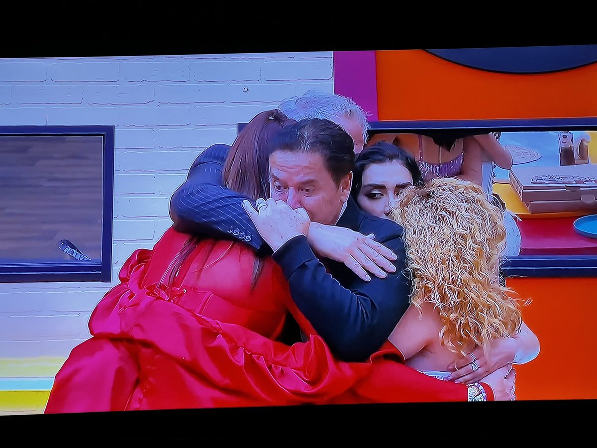 Esto no es un simple Team Mar, es una familia! La acción de todos de acercarse y abrazar a Mayito es para callarle el hocico a México. #LaCasaDelosFamososMx
#LaCasaDeLosFamosos