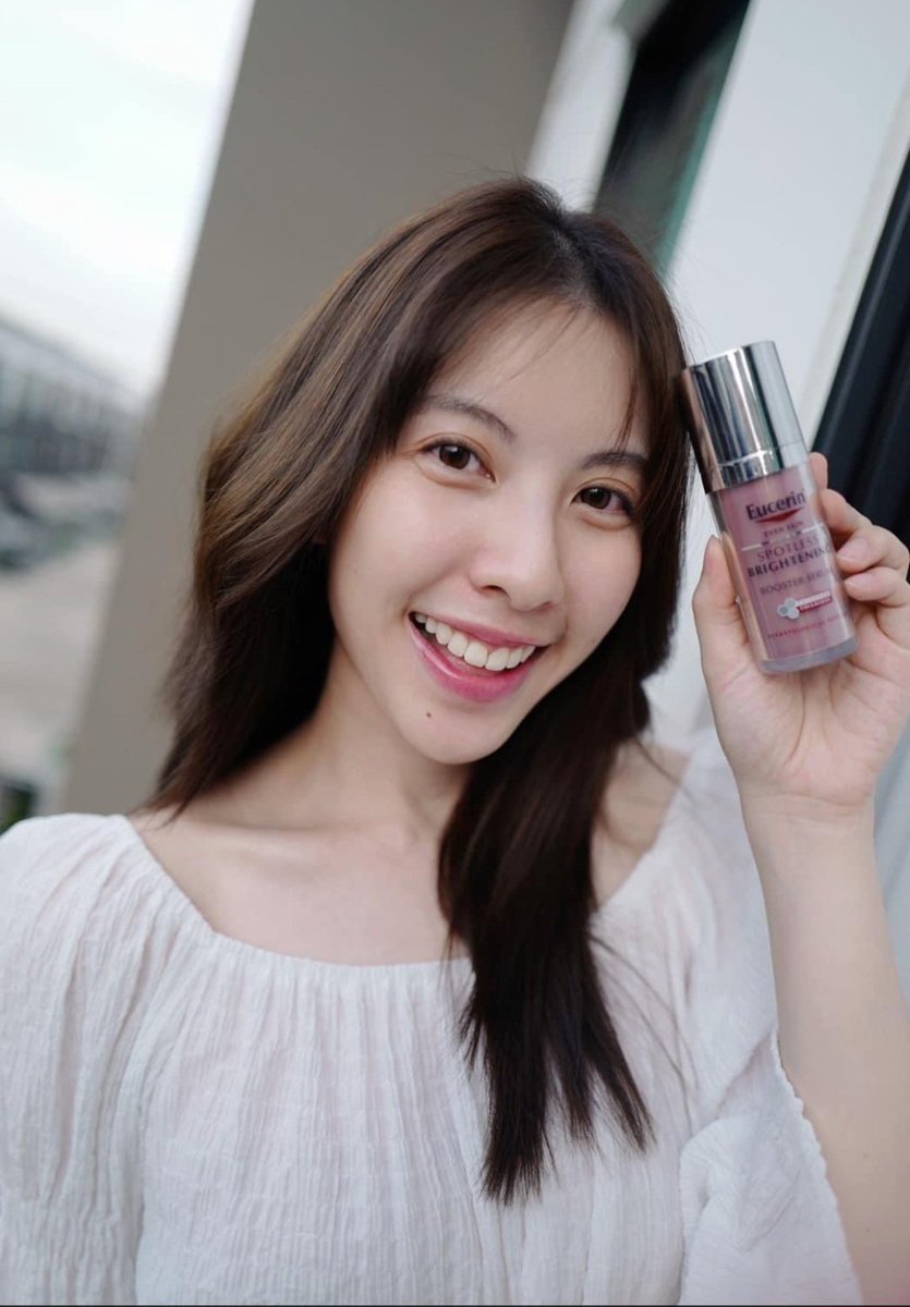 ssjew3's tweet photo. เคล็ดลับหน้าขาวใส!! Eucerin Booster Serum 💕✨ เซรั่มลดฝ้าแดด รอยดำ เห็นผลชัดเร็วที่สุดที่เคยลองมา!👍🏻
เขามีสารไทอามิดอล ที่ช่วยยับยั้งปัญหาฝ้าและรอยดำได้ถึงต้นตอ แล้วคือมินไม่ได้พูดเองเออเอง แบรนด์มีผลงานวิจัยทางวิทยาศาสตร์รองรับเยอะมาก
#MinminRachaya
#EucerinBoosterSerum https://t.co/o1jdTCgsso