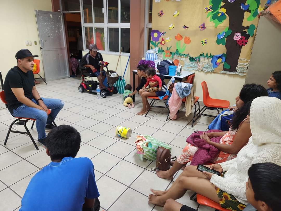Las lluvias seguirán de manera intensa durante la noche, visitamos el refugio temporal en la escuela primaria "Hermenegildo Galeana", si te encuentras en zona de alto riesgo por favor acude a un lugar seguro.